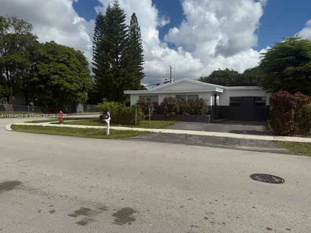 GREAT CORNER HOME 3/2 WITH AN EFFICIENCY 1/1 THIS HOME CAN BE YOUR DREAM HOME PLUS CAN BRING YOU INCOME AT THE SAME TIME RENTING THIS LEGAL EFFICIENCY WISH IT IS A BIG PLUS.
BRING YOUR CLIENT!!!
NEW ROOF