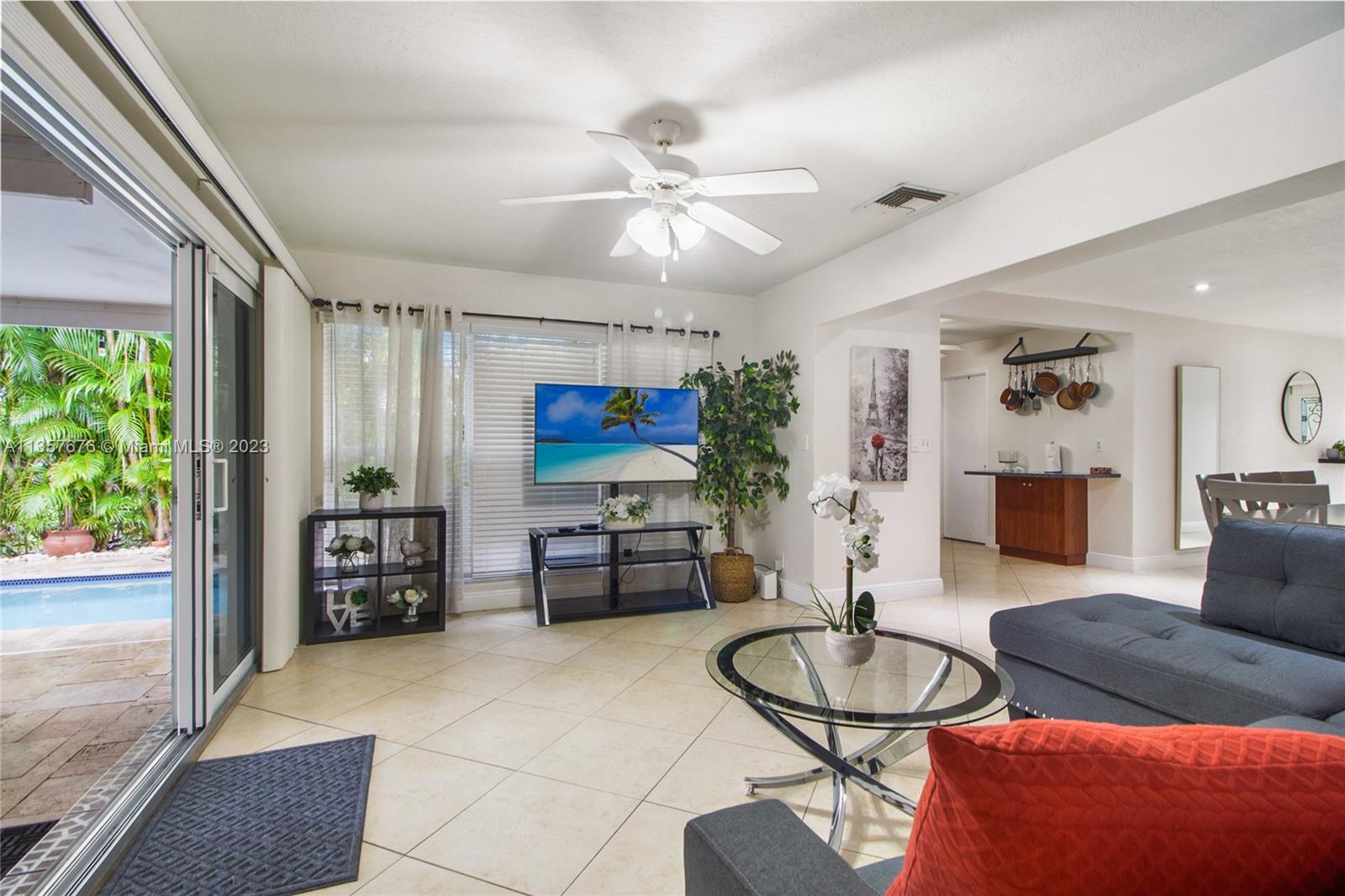HOLLYWOOD ISLES - Residential