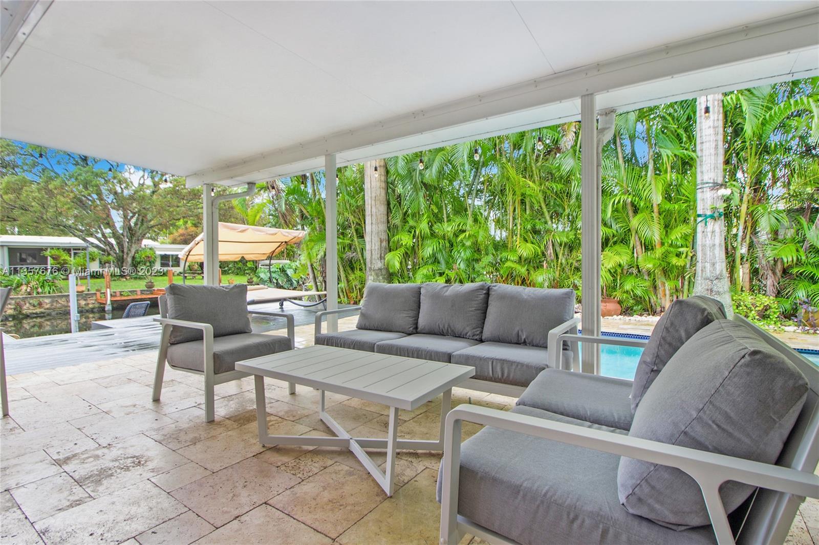 HOLLYWOOD ISLES - Residential