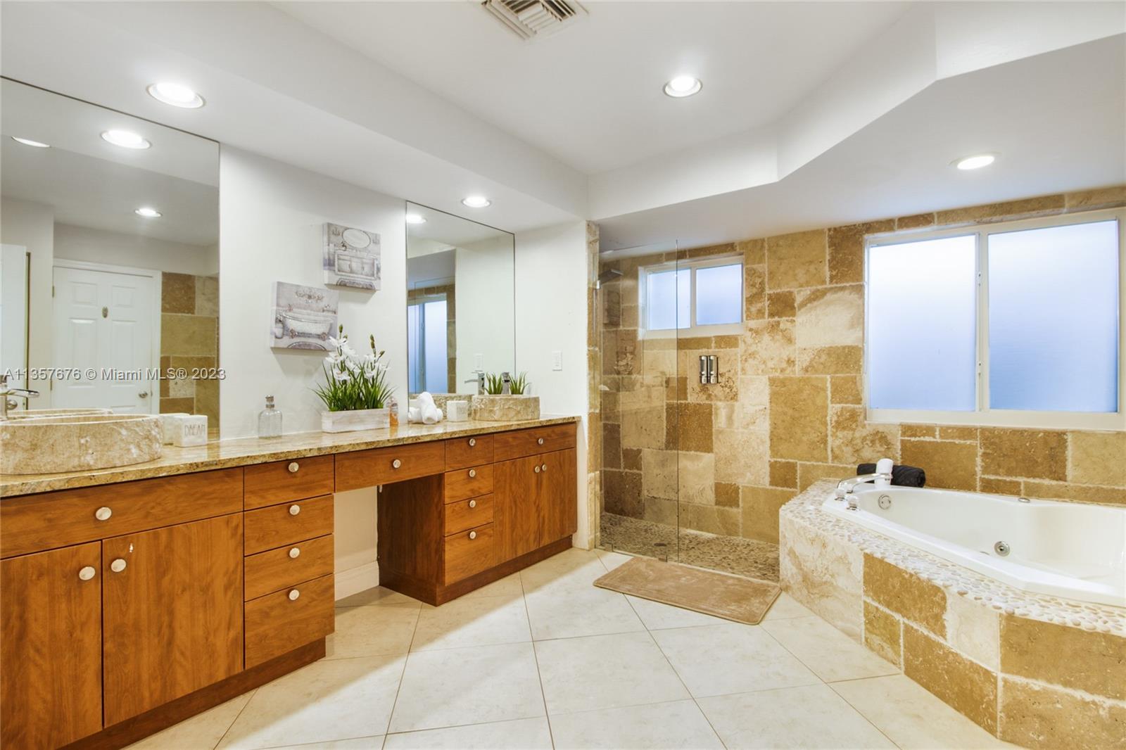 HOLLYWOOD ISLES - Residential