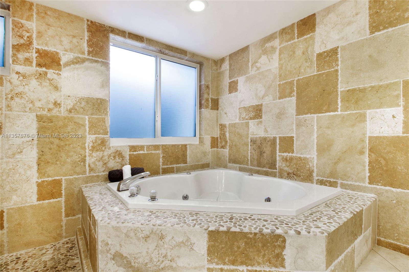 HOLLYWOOD ISLES - Residential