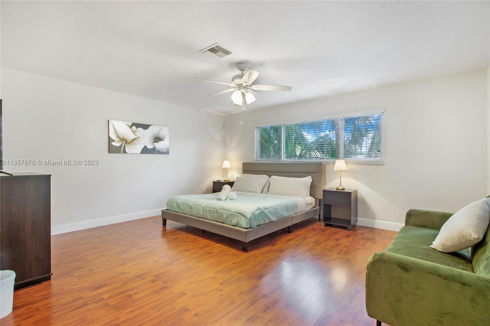 HOLLYWOOD ISLES - Residential