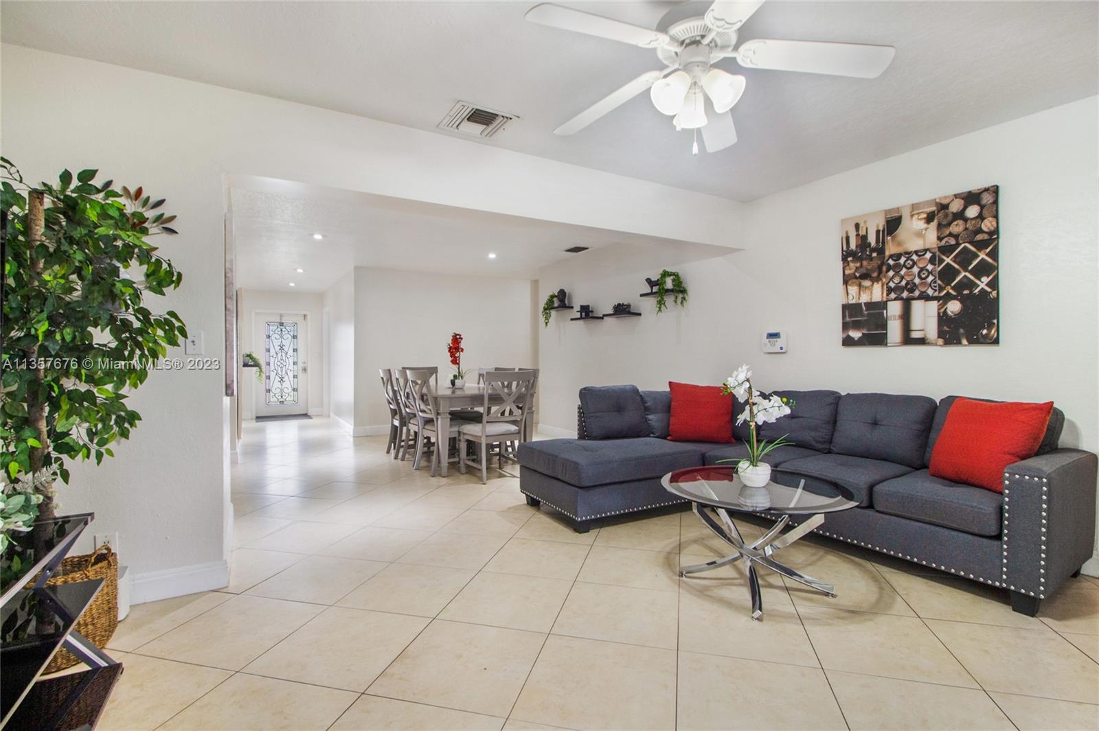 HOLLYWOOD ISLES - Residential