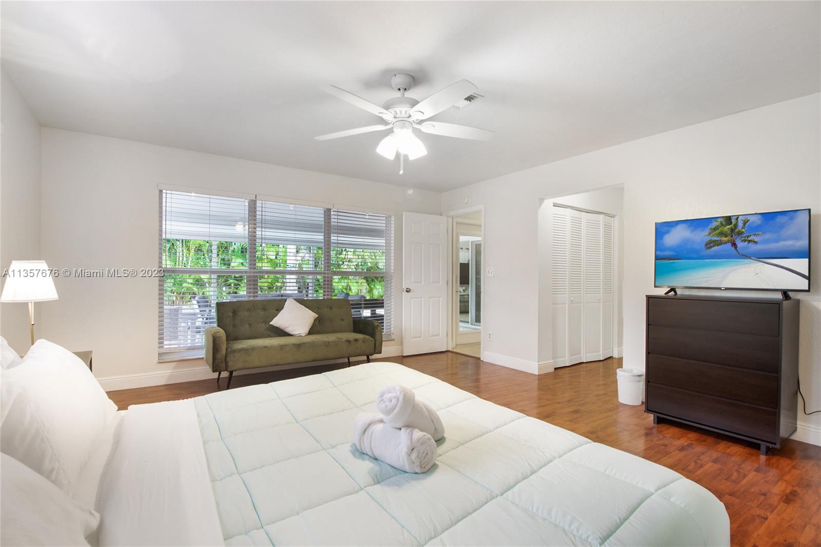 HOLLYWOOD ISLES - Residential