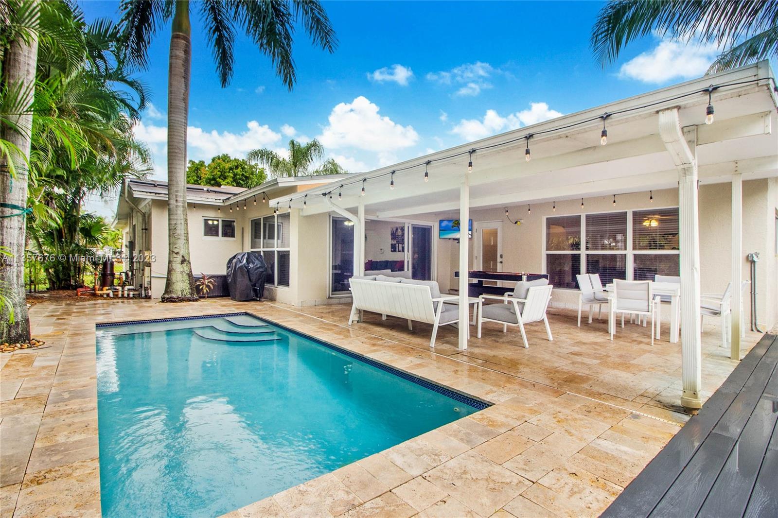 HOLLYWOOD ISLES - Residential