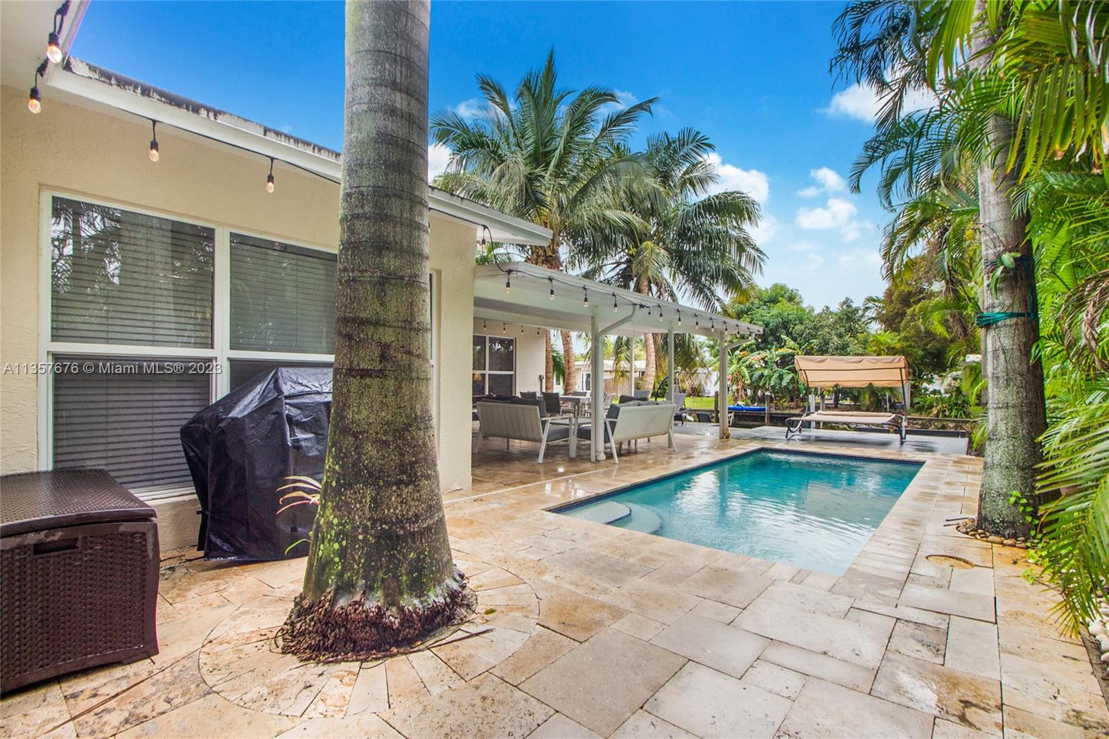 HOLLYWOOD ISLES - Residential