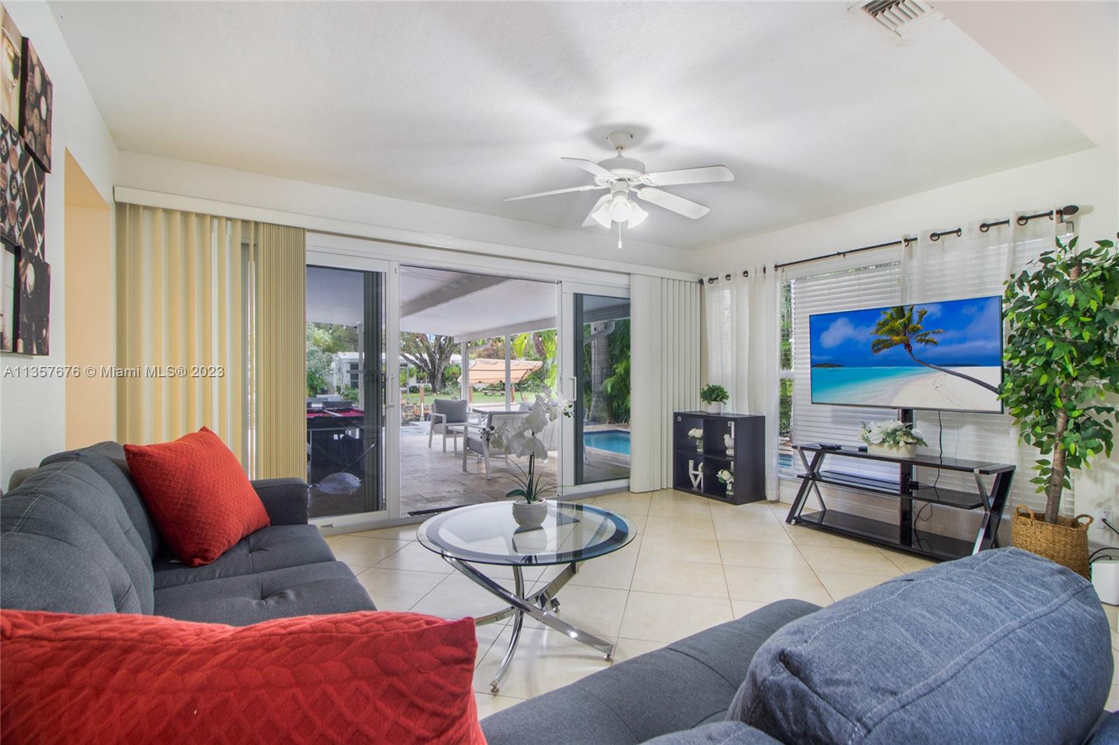 HOLLYWOOD ISLES - Residential
