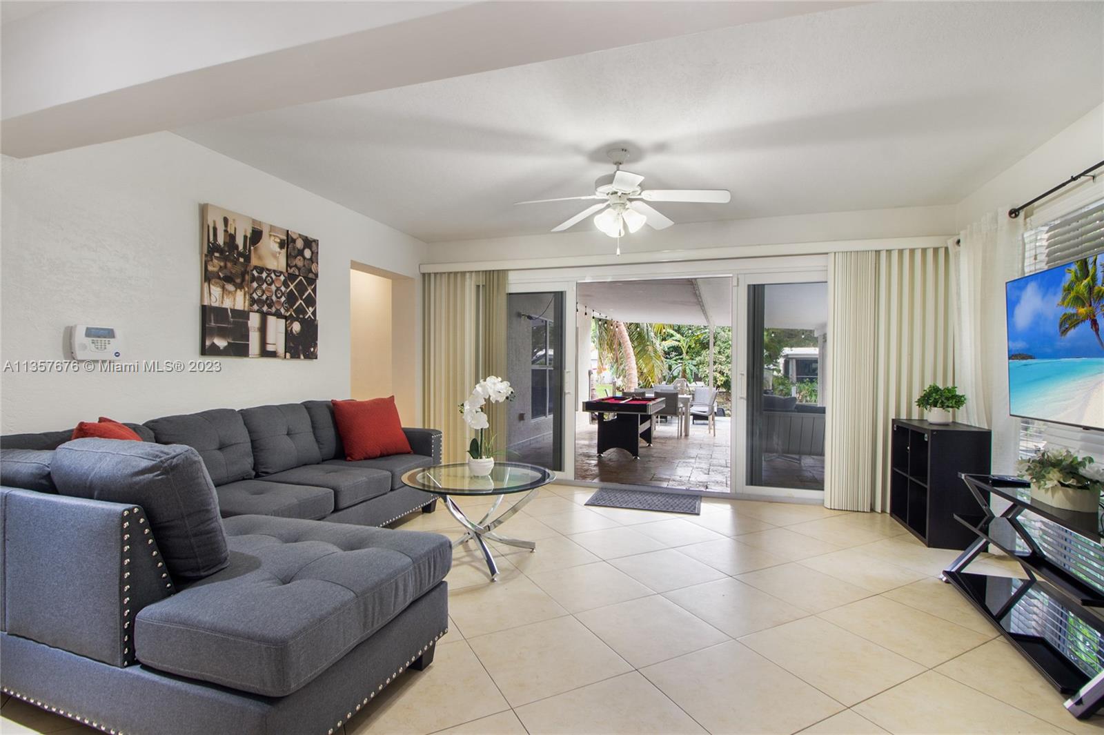 HOLLYWOOD ISLES - Residential
