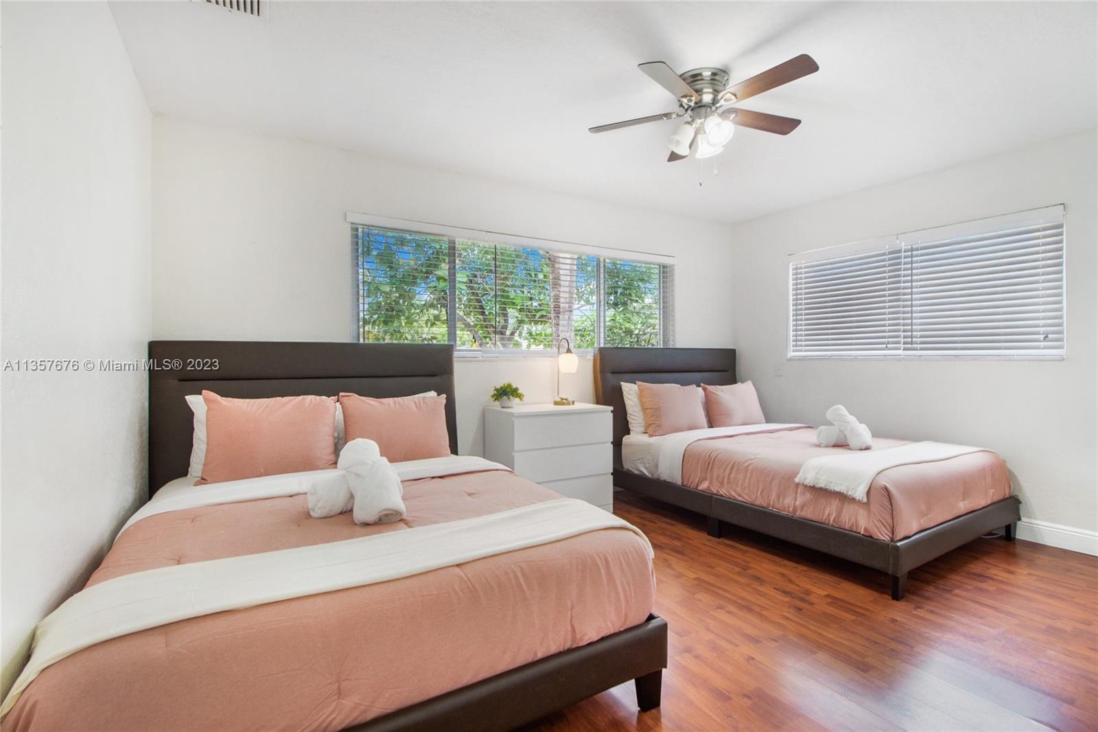 HOLLYWOOD ISLES - Residential