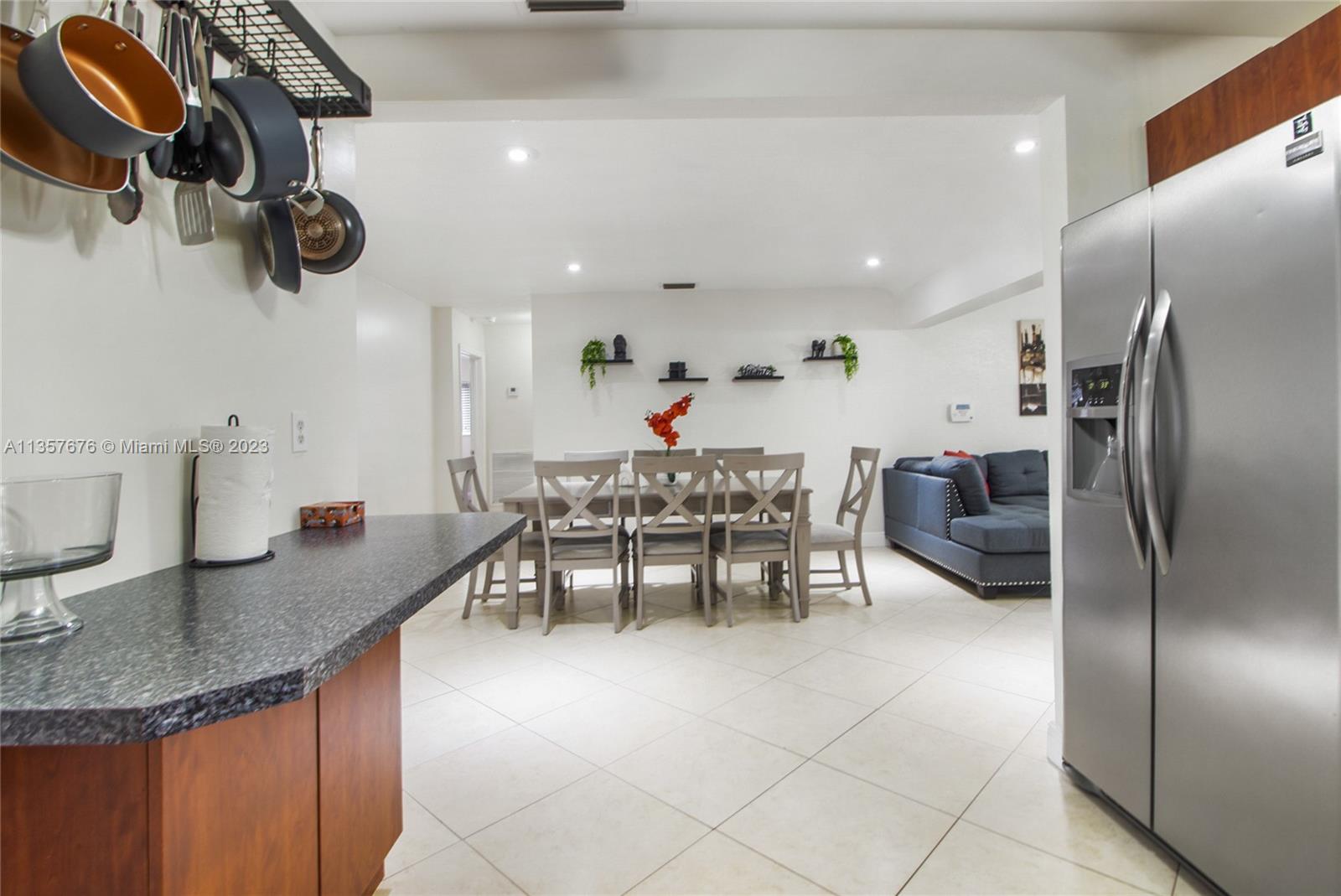 HOLLYWOOD ISLES - Residential