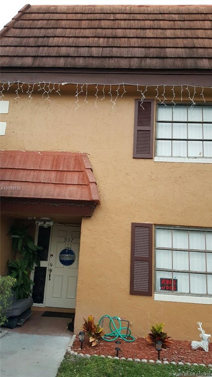 SPECTACULAR CORNER TOWNHOUSE, ALL AGES, RENTAL ALLOWED, 3/2, UPDATE IN BATHROOMS, KITCHEN, FLOOR.
SCREENED & ROOFED PATIO WITH TILE FLOORING.
GREAT LOCATION, WELCOME PETS. DON'T MISS. 
LOW ASSOCIATION FEE.