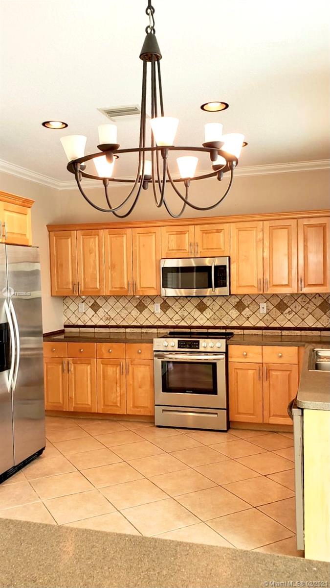 HOLLYWOOD LAKES COUNTRY C - Residential