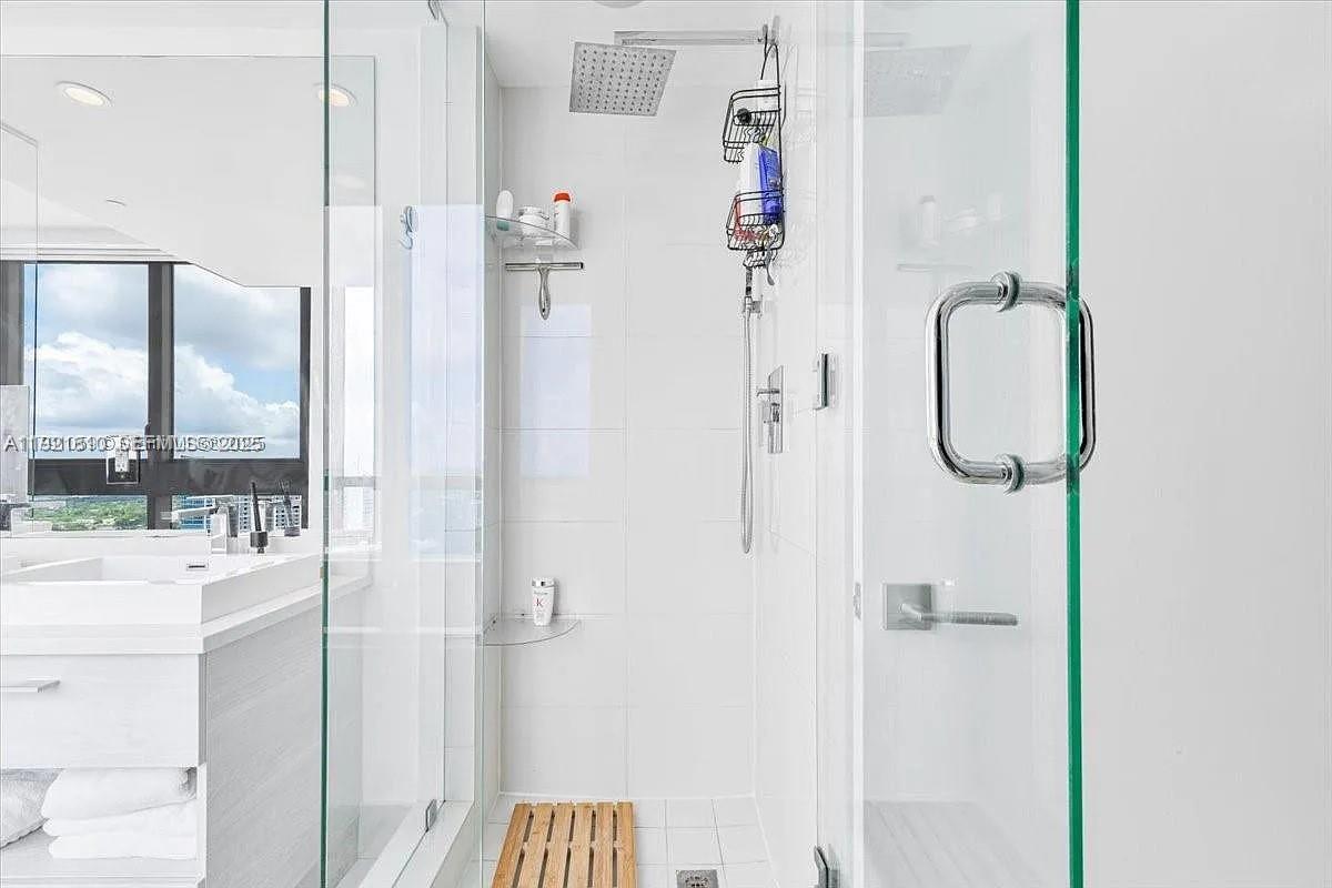 PARAISO BAY CONDO - Residential Lease