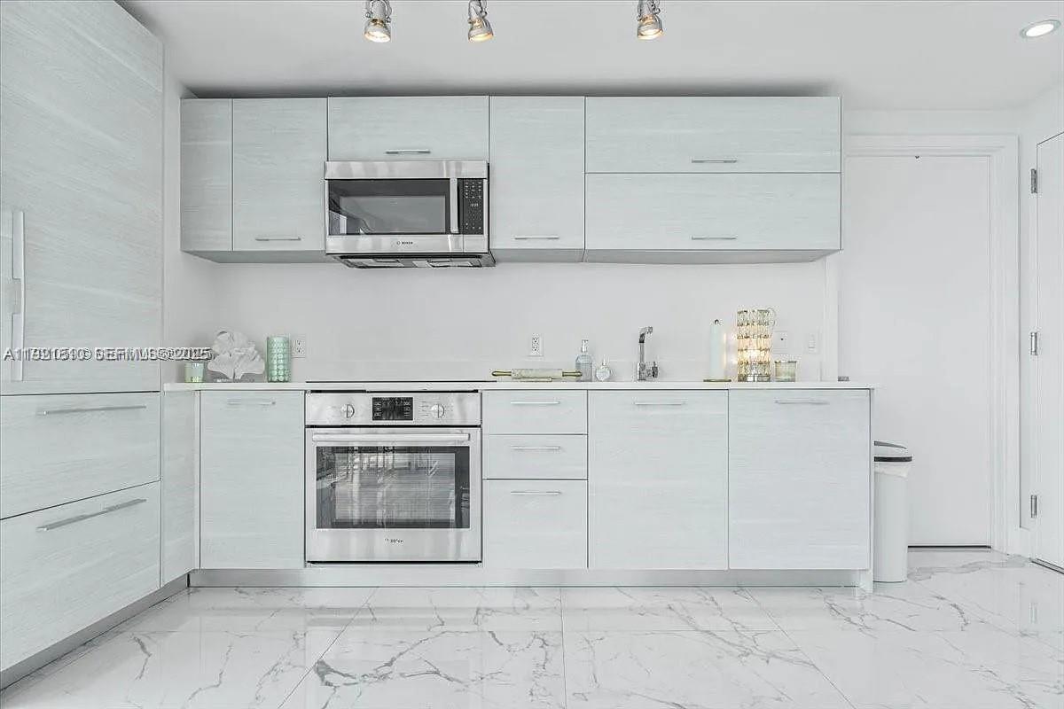 PARAISO BAY CONDO - Residential Lease