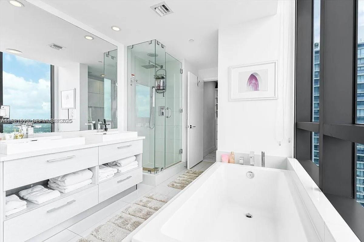 PARAISO BAY CONDO - Residential Lease