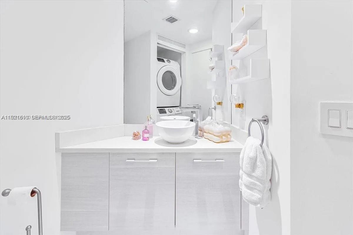 PARAISO BAY CONDO - Residential Lease