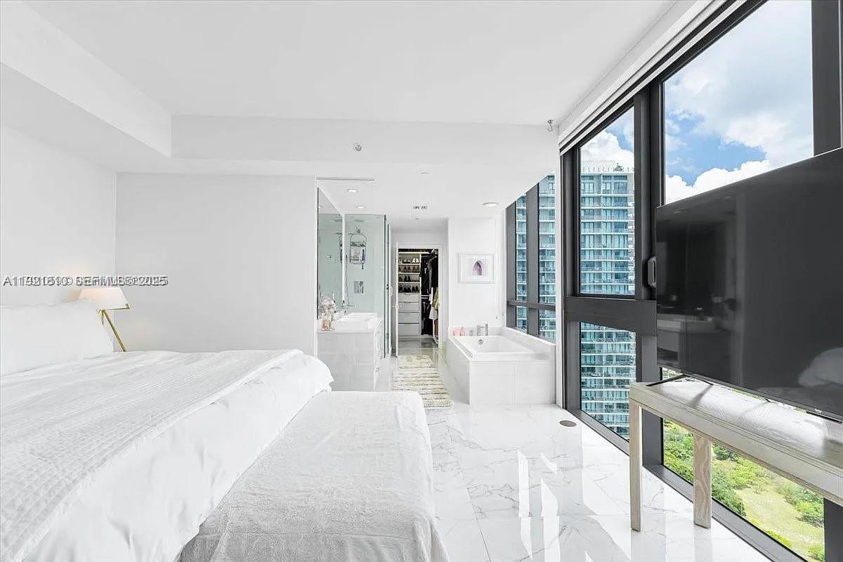 PARAISO BAY CONDO - Residential Lease