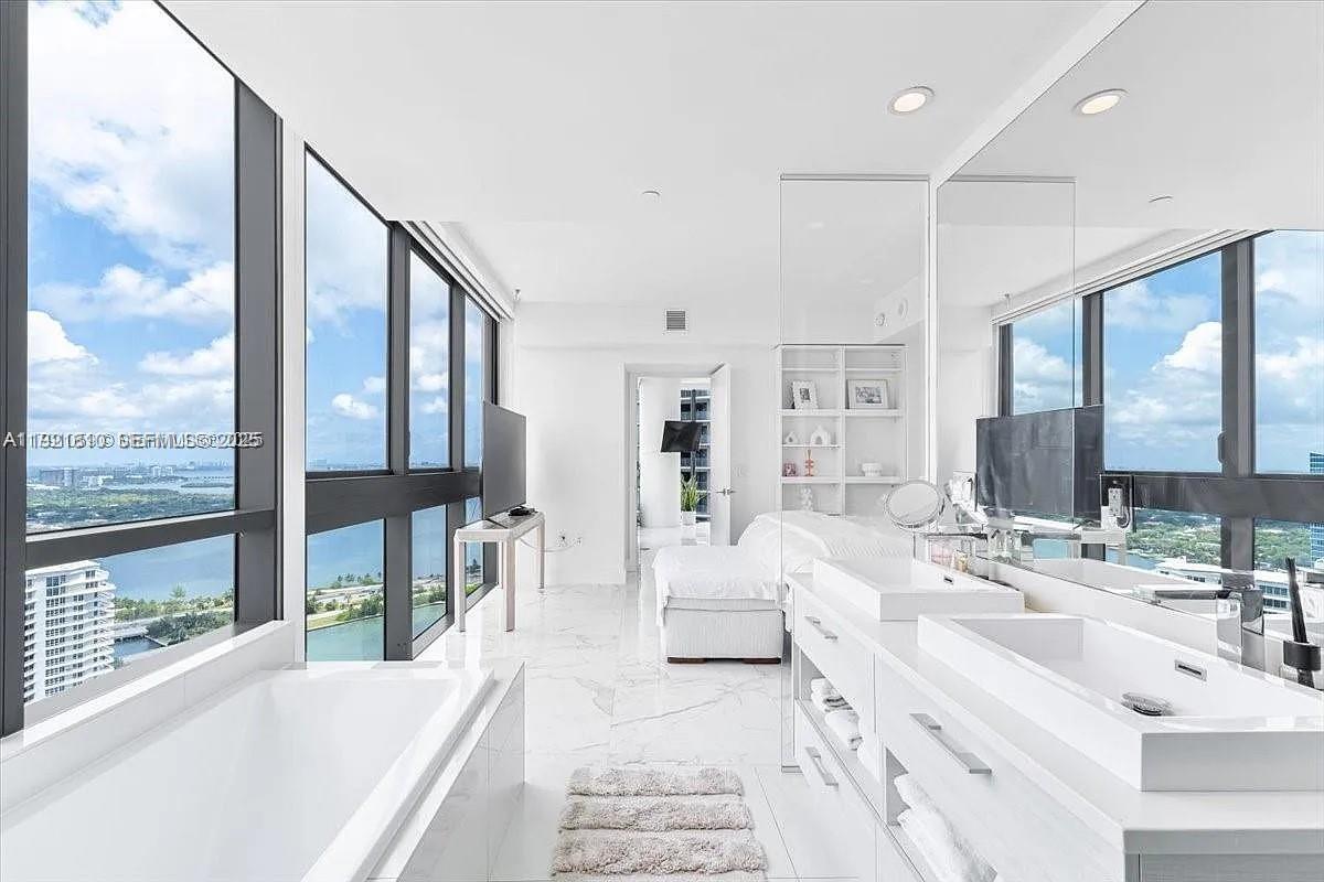 PARAISO BAY CONDO - Residential Lease