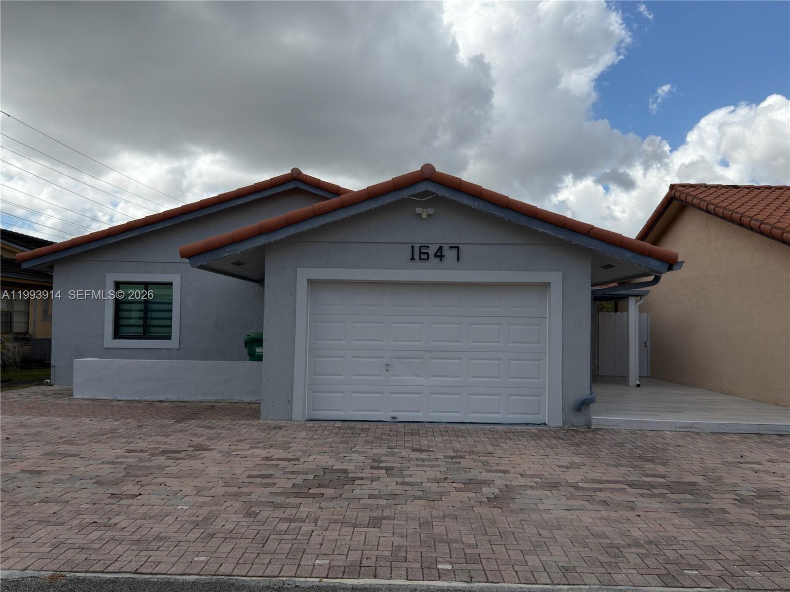 TAMIAMI LAKES SEC 3 - Residential