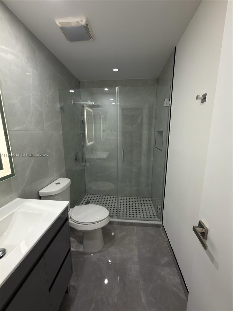 TAMIAMI LAKES SEC 3 - Residential