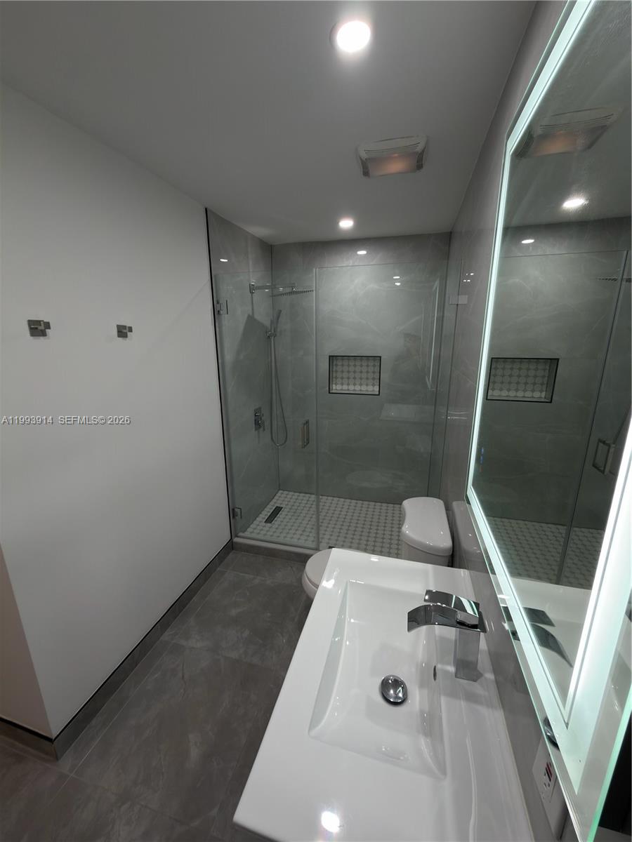 TAMIAMI LAKES SEC 3 - Residential