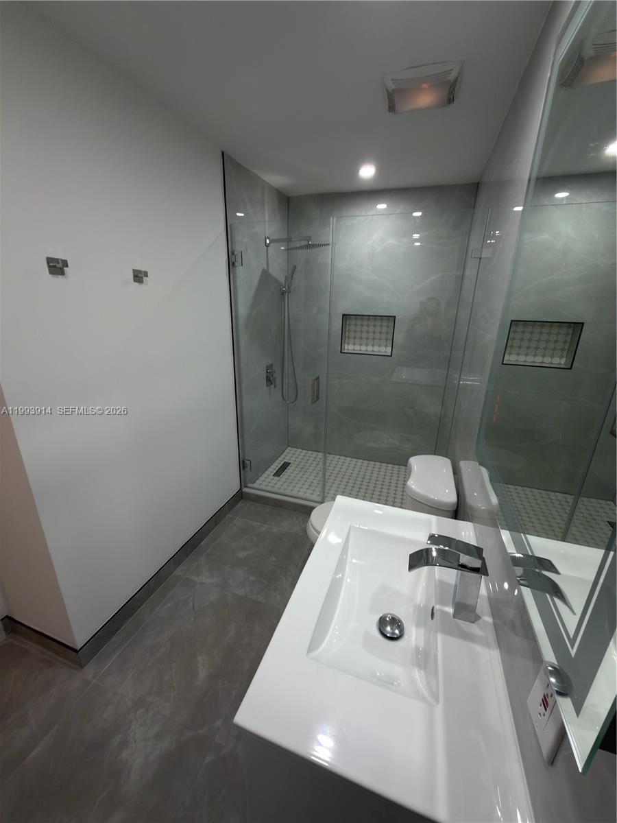 TAMIAMI LAKES SEC 3 - Residential