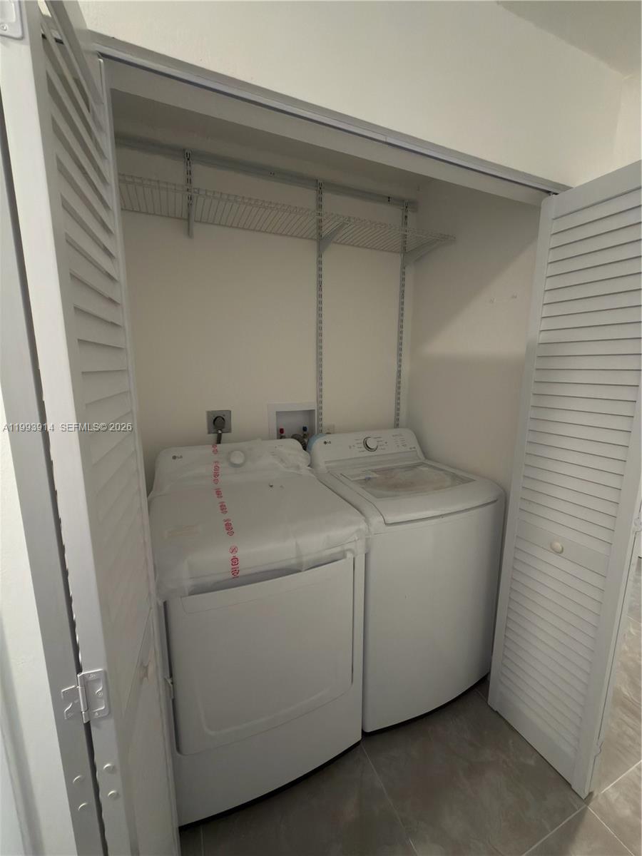 TAMIAMI LAKES SEC 3 - Residential