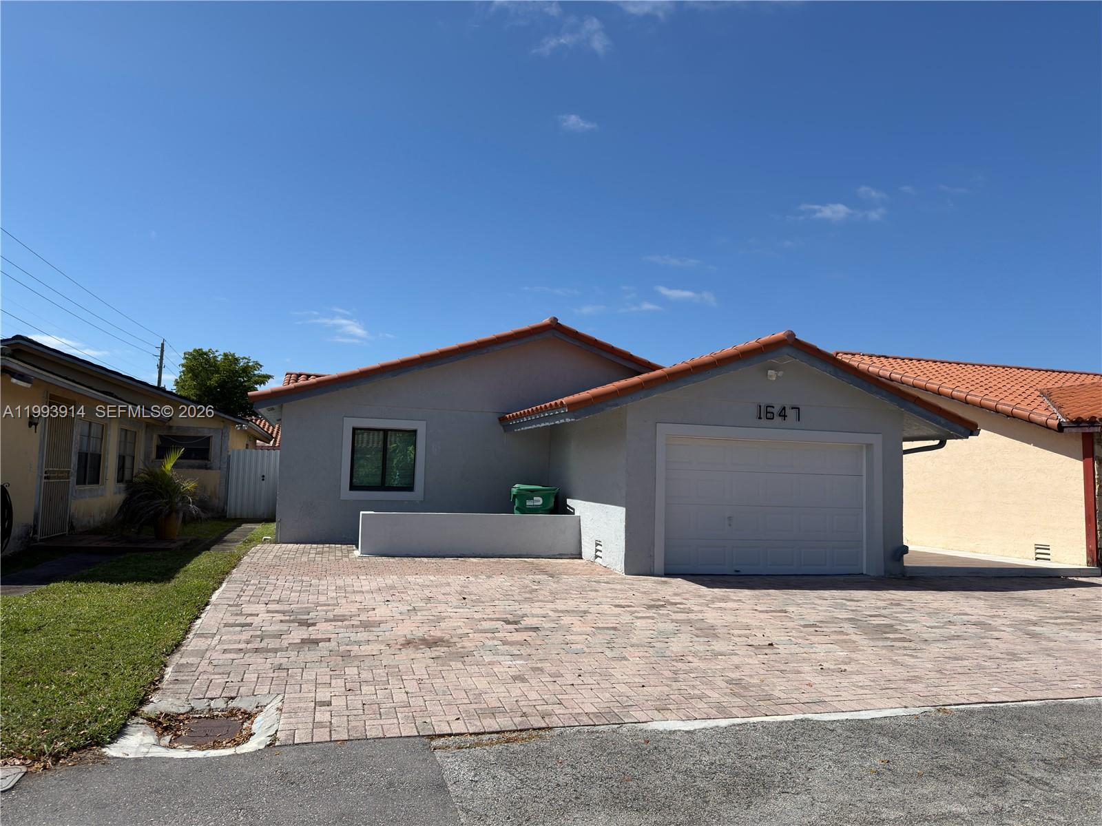 TAMIAMI LAKES SEC 3 - Residential