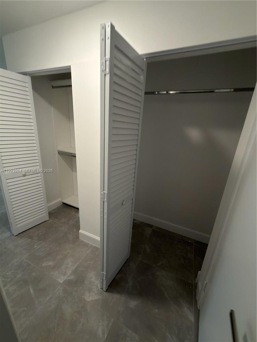 TAMIAMI LAKES SEC 3 - Residential