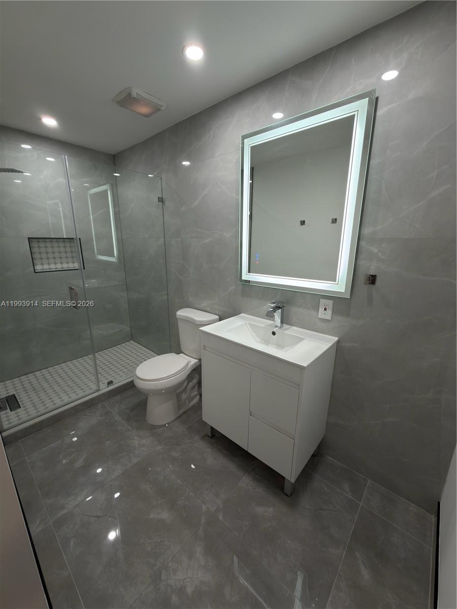 TAMIAMI LAKES SEC 3 - Residential