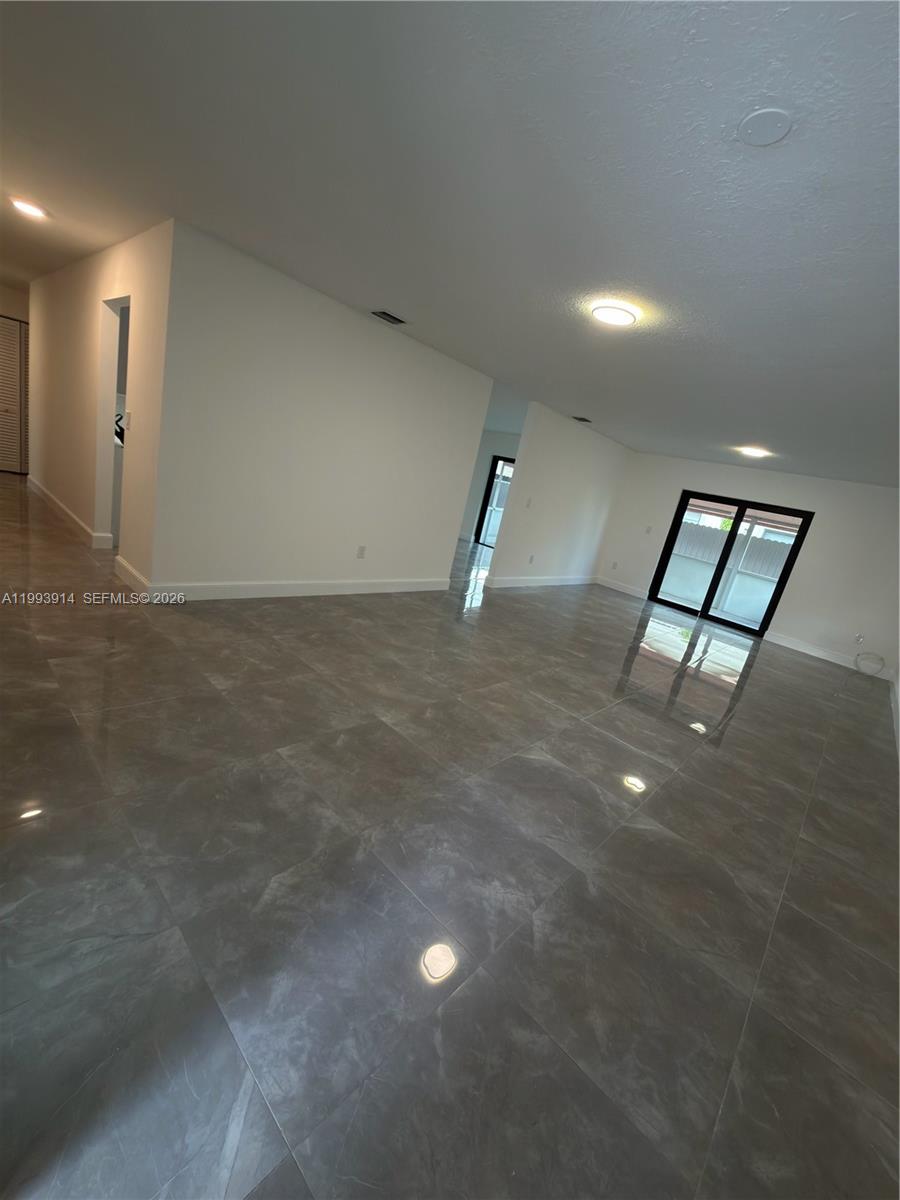 TAMIAMI LAKES SEC 3 - Residential