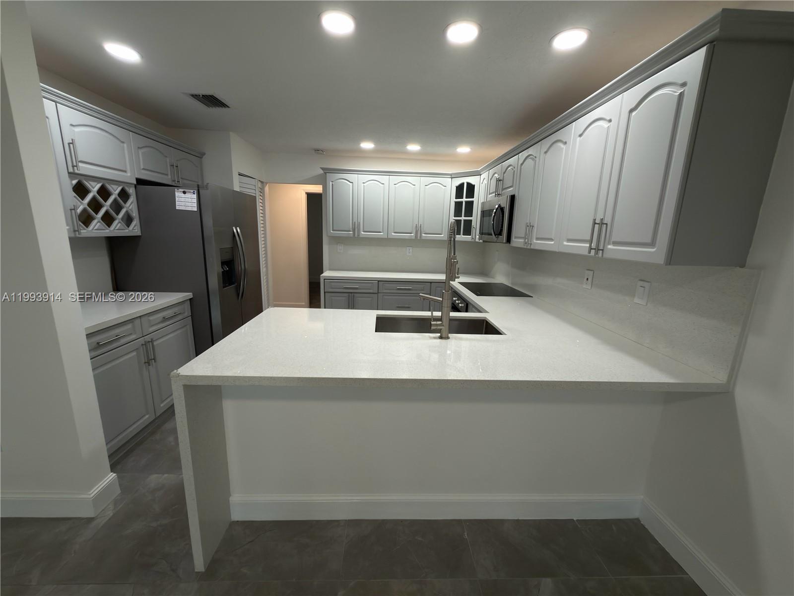 TAMIAMI LAKES SEC 3 - Residential