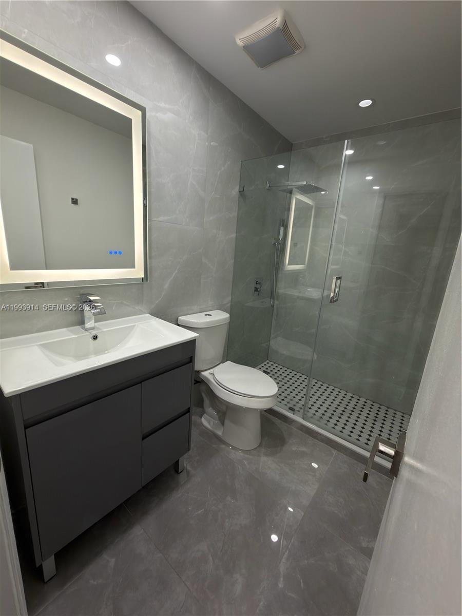 TAMIAMI LAKES SEC 3 - Residential