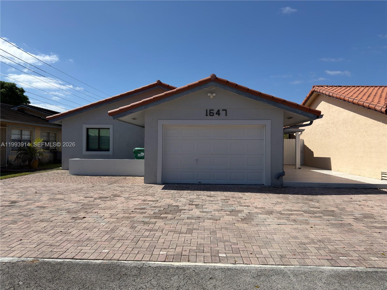 TAMIAMI LAKES SEC 3 - Residential