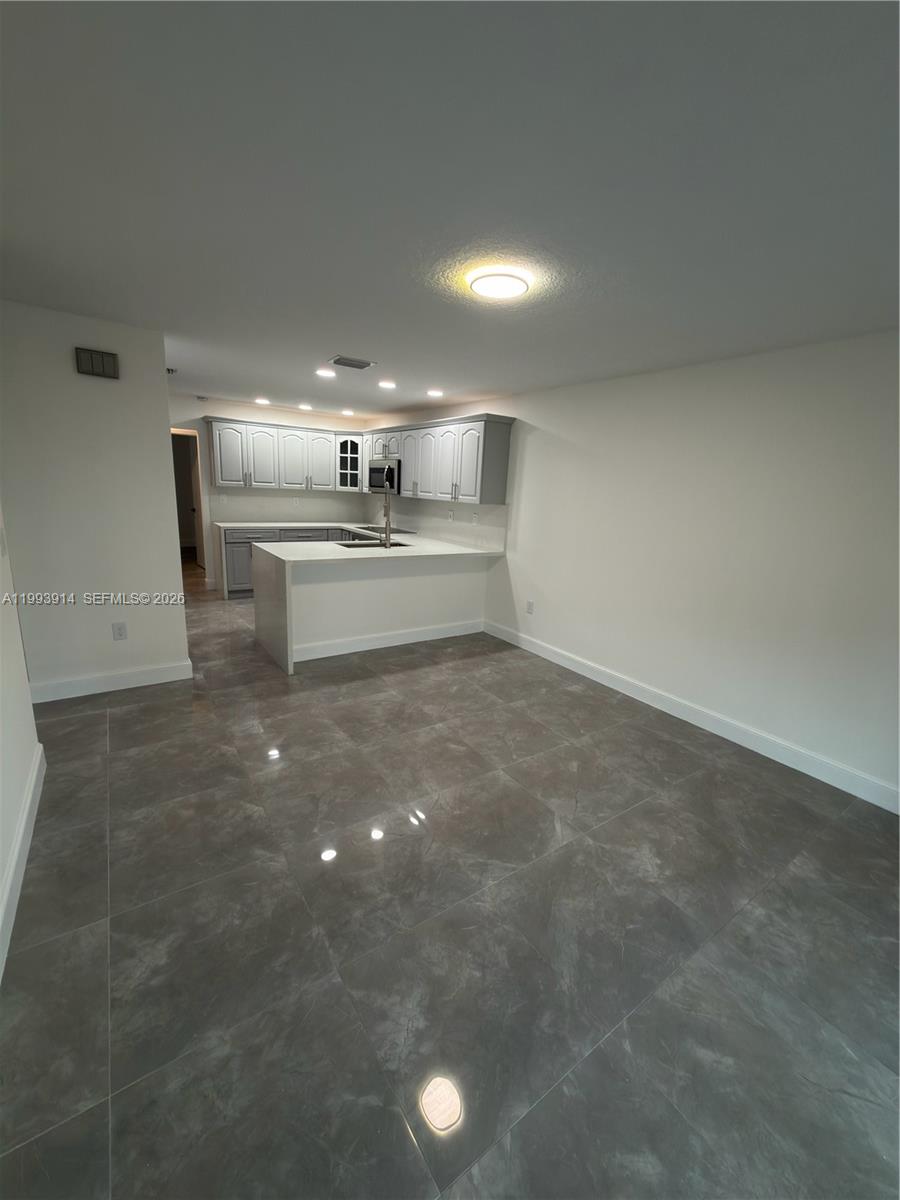 TAMIAMI LAKES SEC 3 - Residential