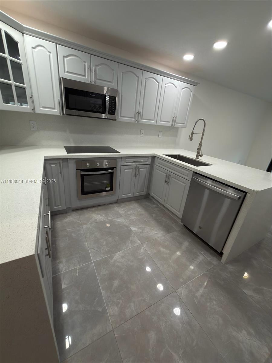 TAMIAMI LAKES SEC 3 - Residential