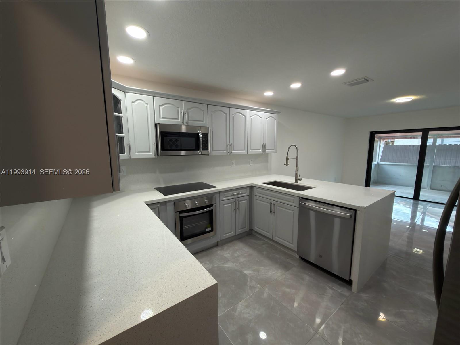 TAMIAMI LAKES SEC 3 - Residential