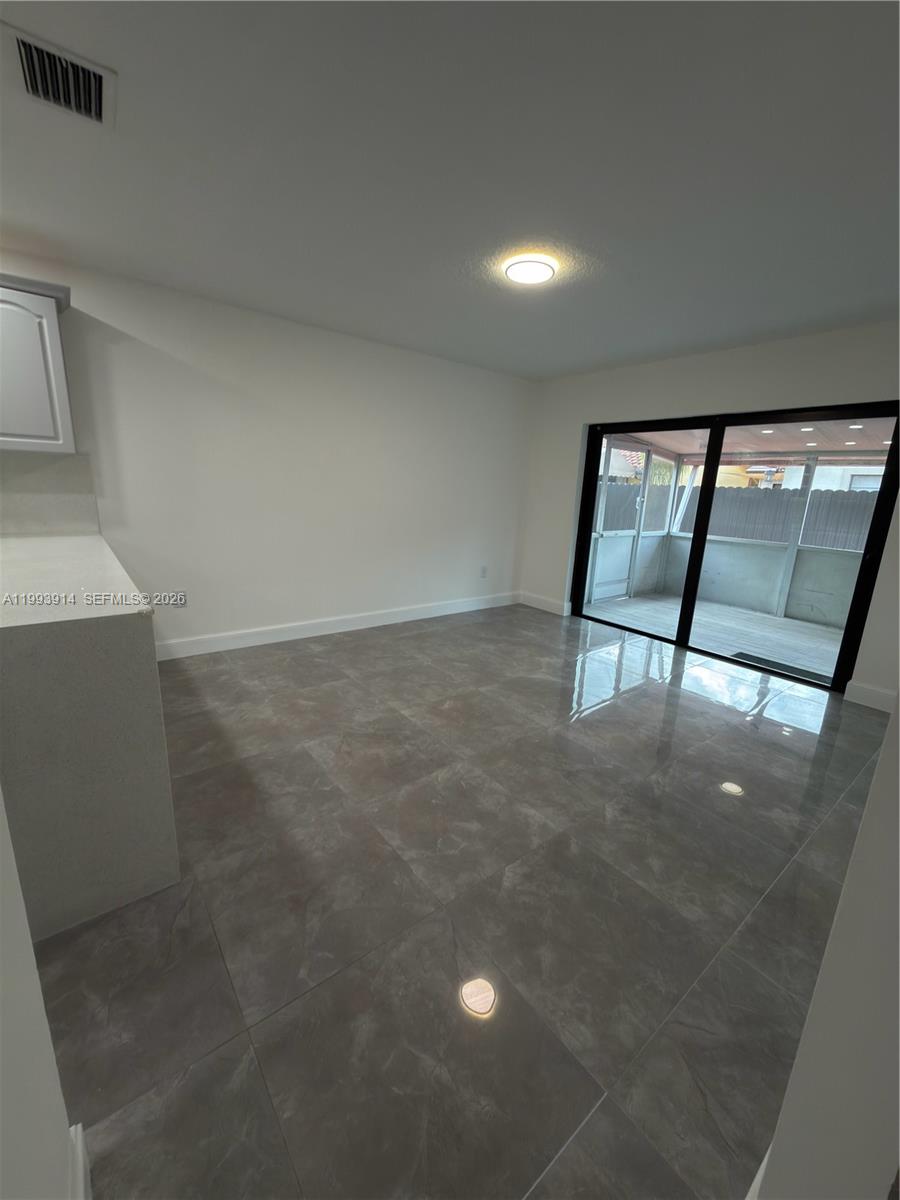 TAMIAMI LAKES SEC 3 - Residential