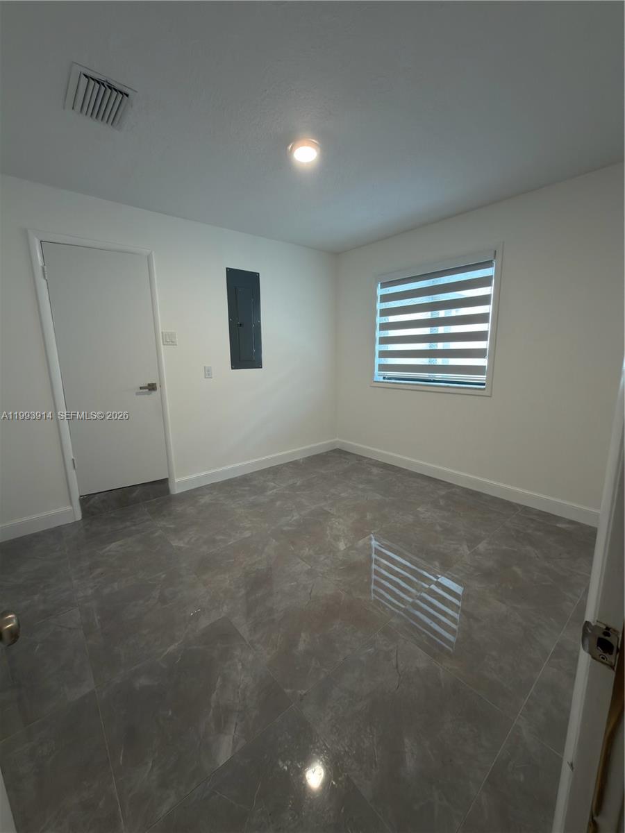 TAMIAMI LAKES SEC 3 - Residential