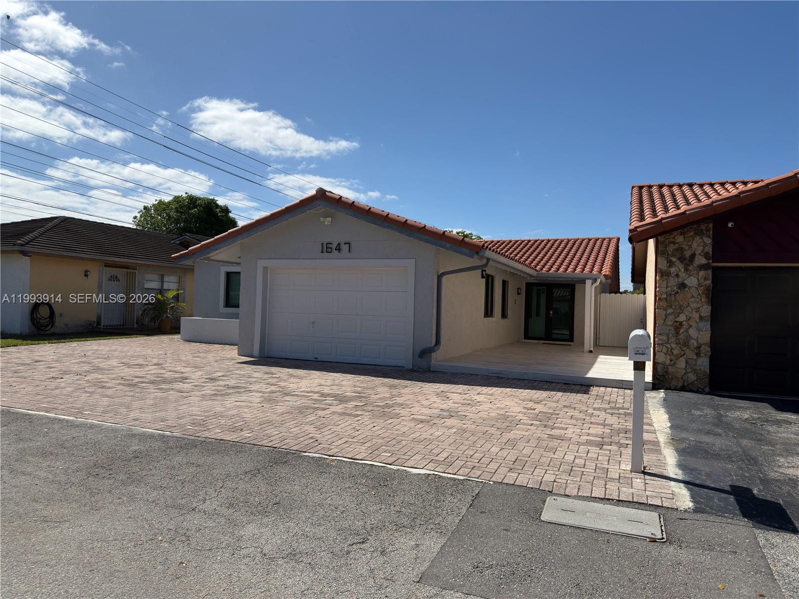 TAMIAMI LAKES SEC 3 - Residential