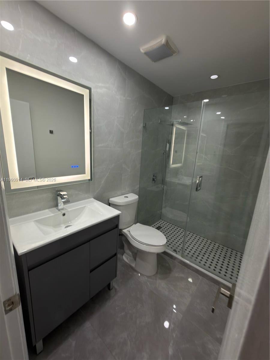 TAMIAMI LAKES SEC 3 - Residential