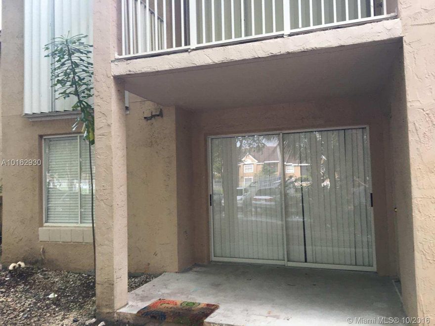 Excellent condo 1/1 with balcony and totally remodeled in Hammocks Area. Access to all amenities and the club house at no extra cost. AVAILABLE RIGHT NOW