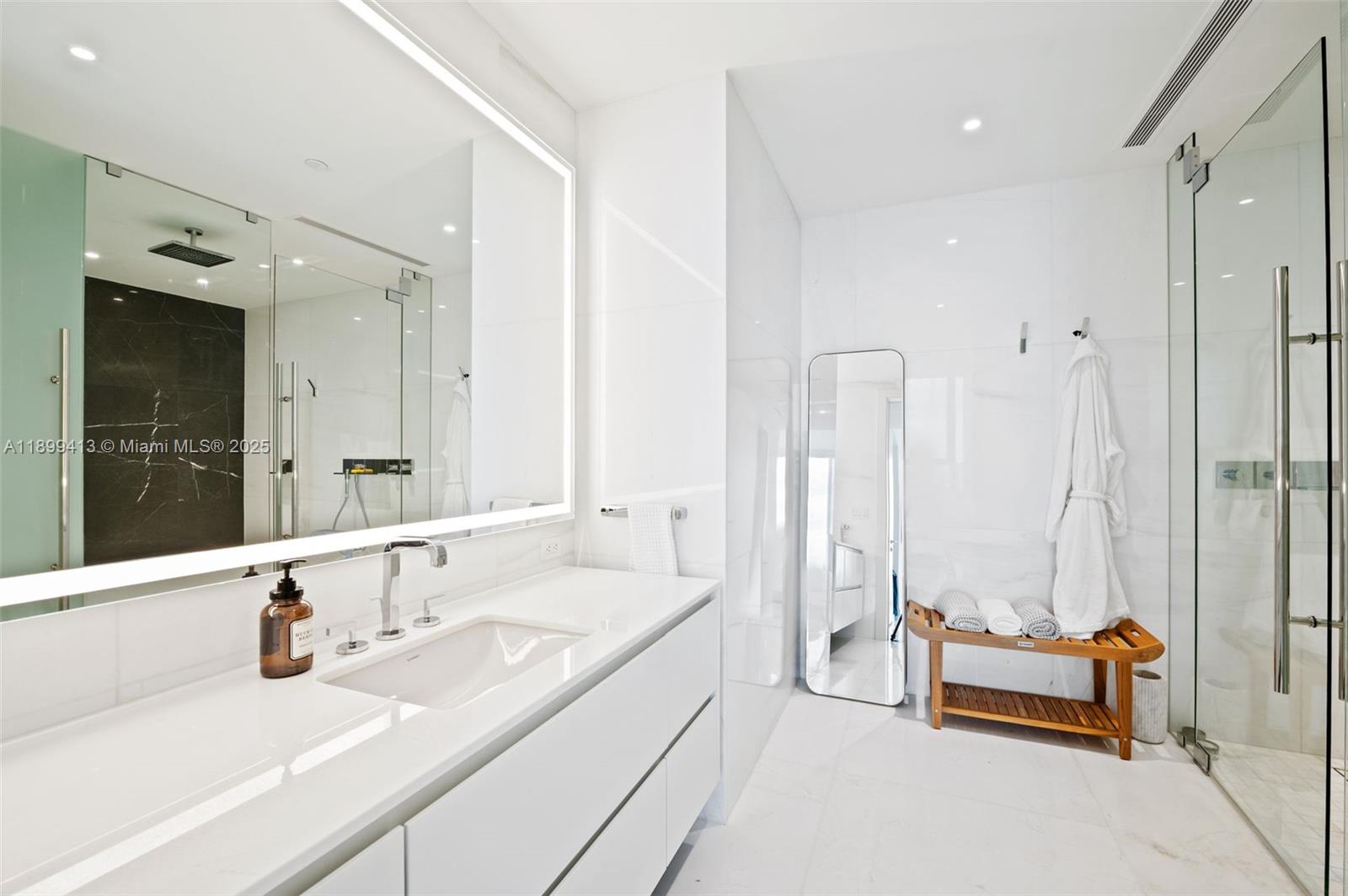300 BISCAYNE BLVD WAY COND - Residential