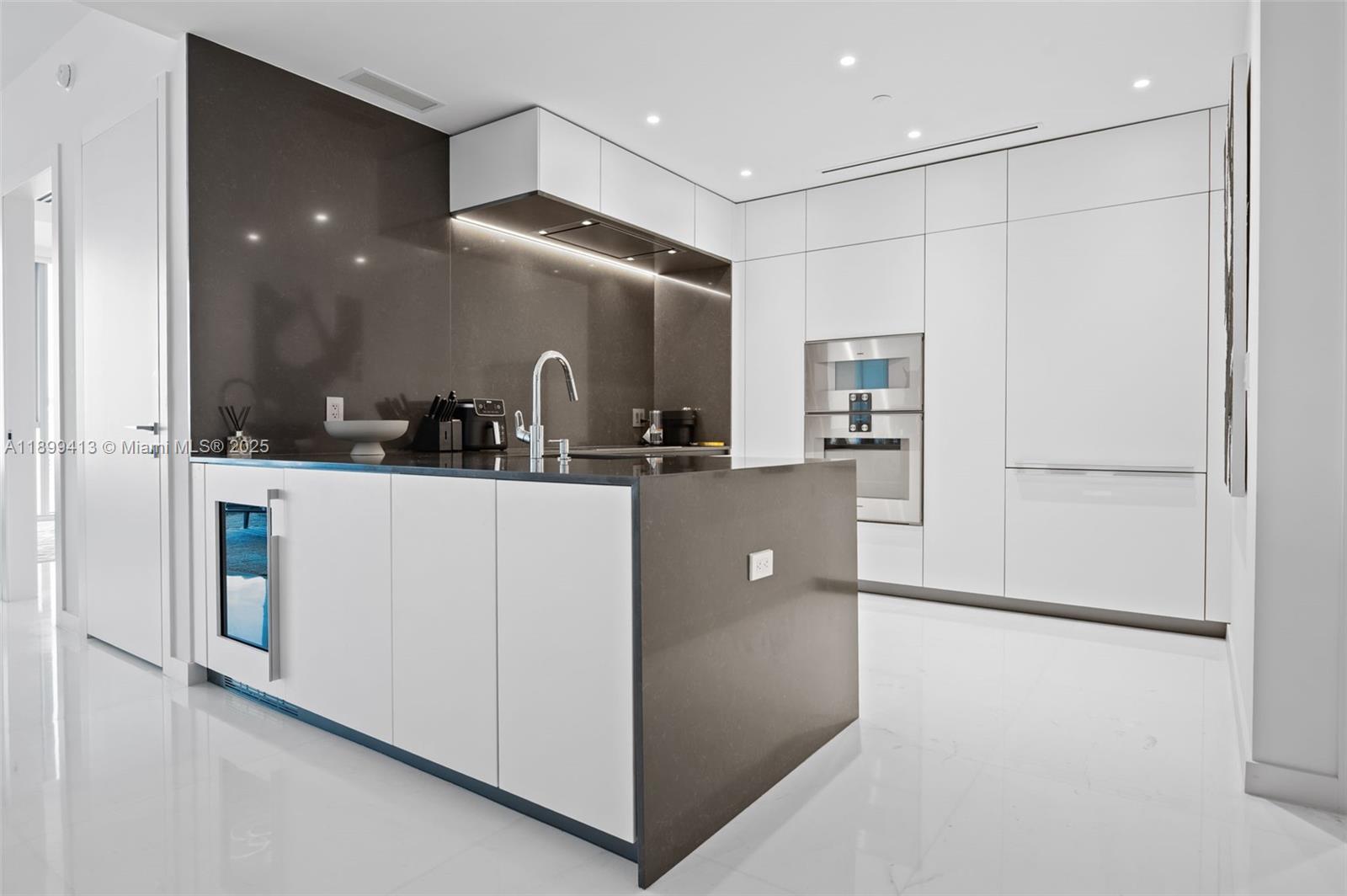 300 BISCAYNE BLVD WAY COND - Residential