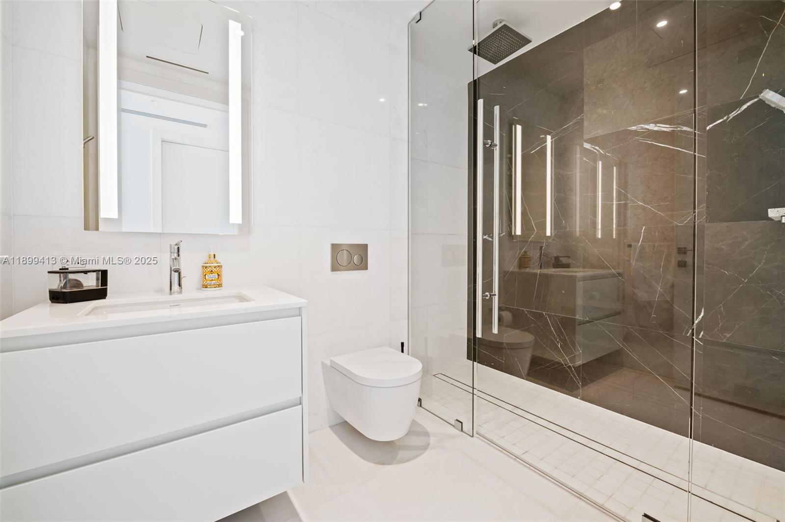 300 BISCAYNE BLVD WAY COND - Residential