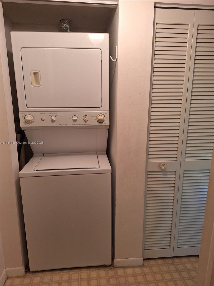 18TH HOLE AT INVERRARY CO - Residential