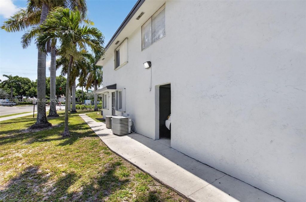 Photo of 1511 Ilene Ct #4, Delray Beach, FL 33445 (MLS # A12021833)