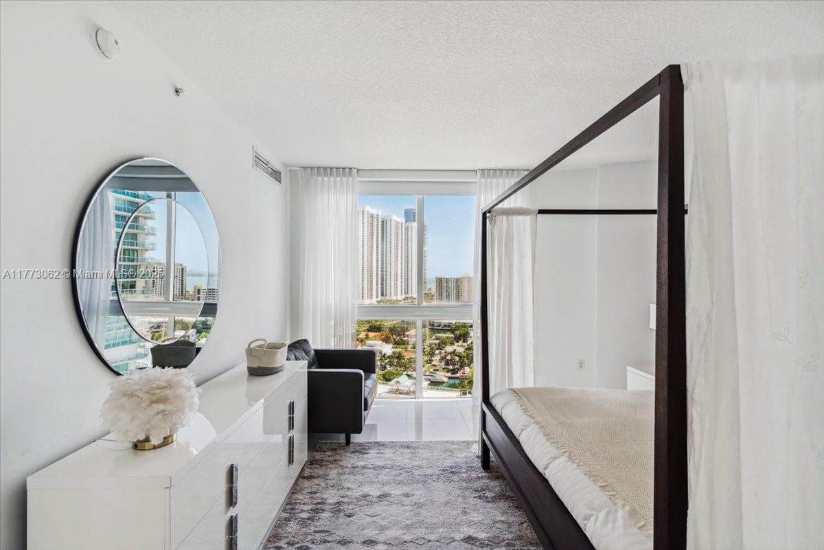 ST TROPEZ ON THE BAY III - Residential