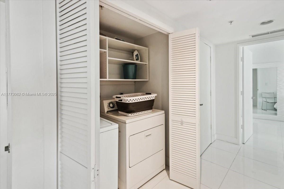 ST TROPEZ ON THE BAY III - Residential