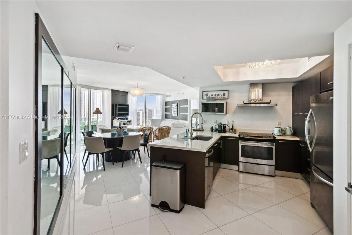 ST TROPEZ ON THE BAY III - Residential